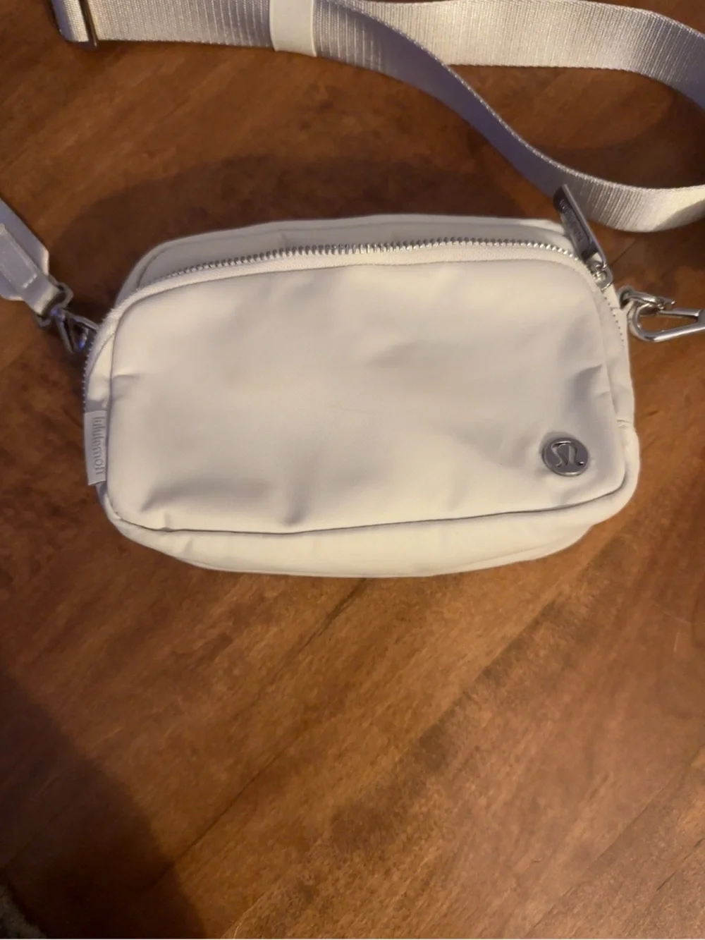 Lululemon Crossbody Camera Bag 2L White Opal Light Ivory EUC silver hardware